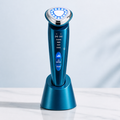 Appareil de massage visage bleue au design élégant posé sur une surface propre avec lumière douce